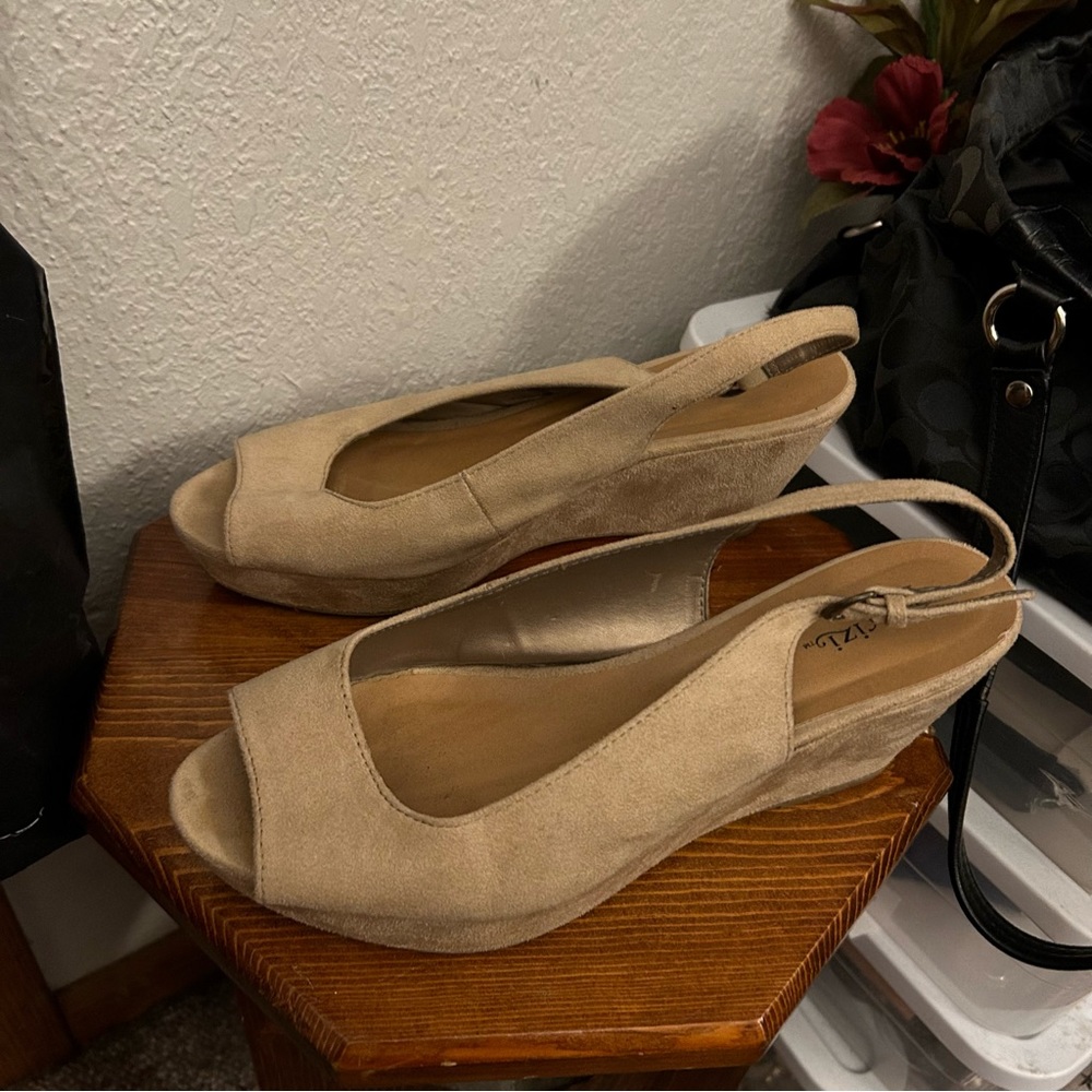 tan wedge heels - Picture 2 of 7